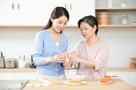 妈妈和女儿一起做月饼图片