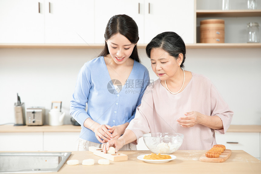 妈妈和女儿一起做月饼图片