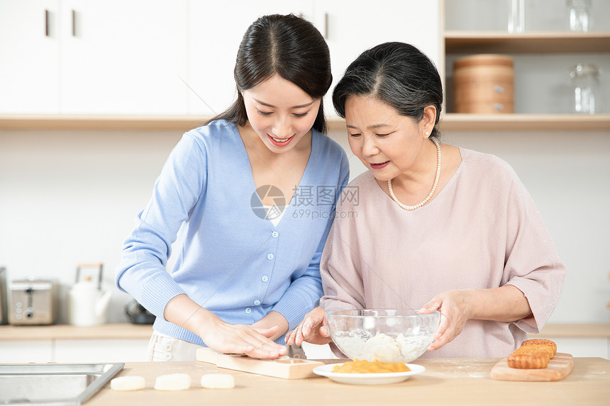 妈妈和女儿一起做月饼图片