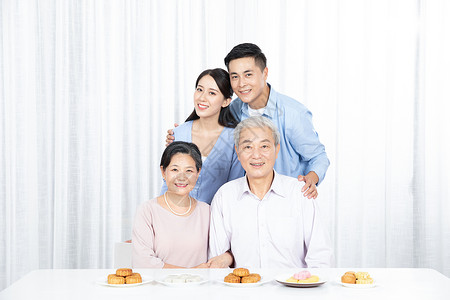 一家人中秋节吃月饼高清图片