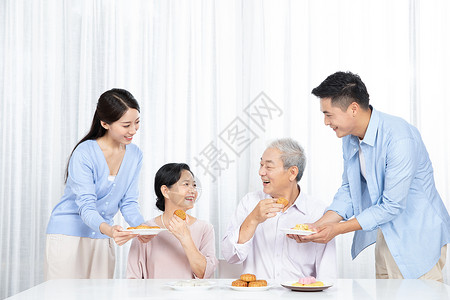 一家人中秋节吃月饼图片