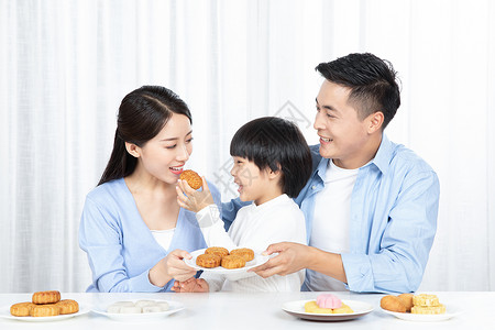 中国情孩子喂妈妈吃月饼背景