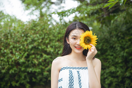 拿着花朵的少女图片