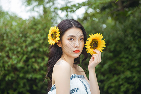 可爱向日葵女孩拿着花朵的少女背景