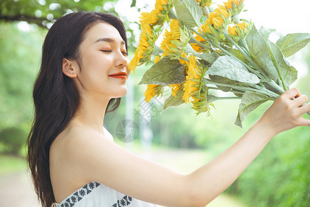 拿着向日葵的少女图片