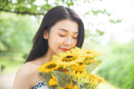 向日葵旁少女拿着向日葵的少女背景