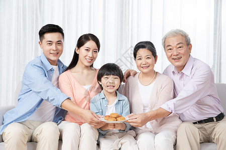 跟爷爷一起全家人一起吃月饼背景