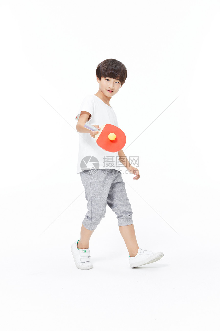 小男孩打乒乓球图片