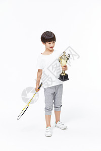羽毛球少年手拿奖杯背景图片