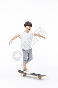 小男孩玩滑板背景图片