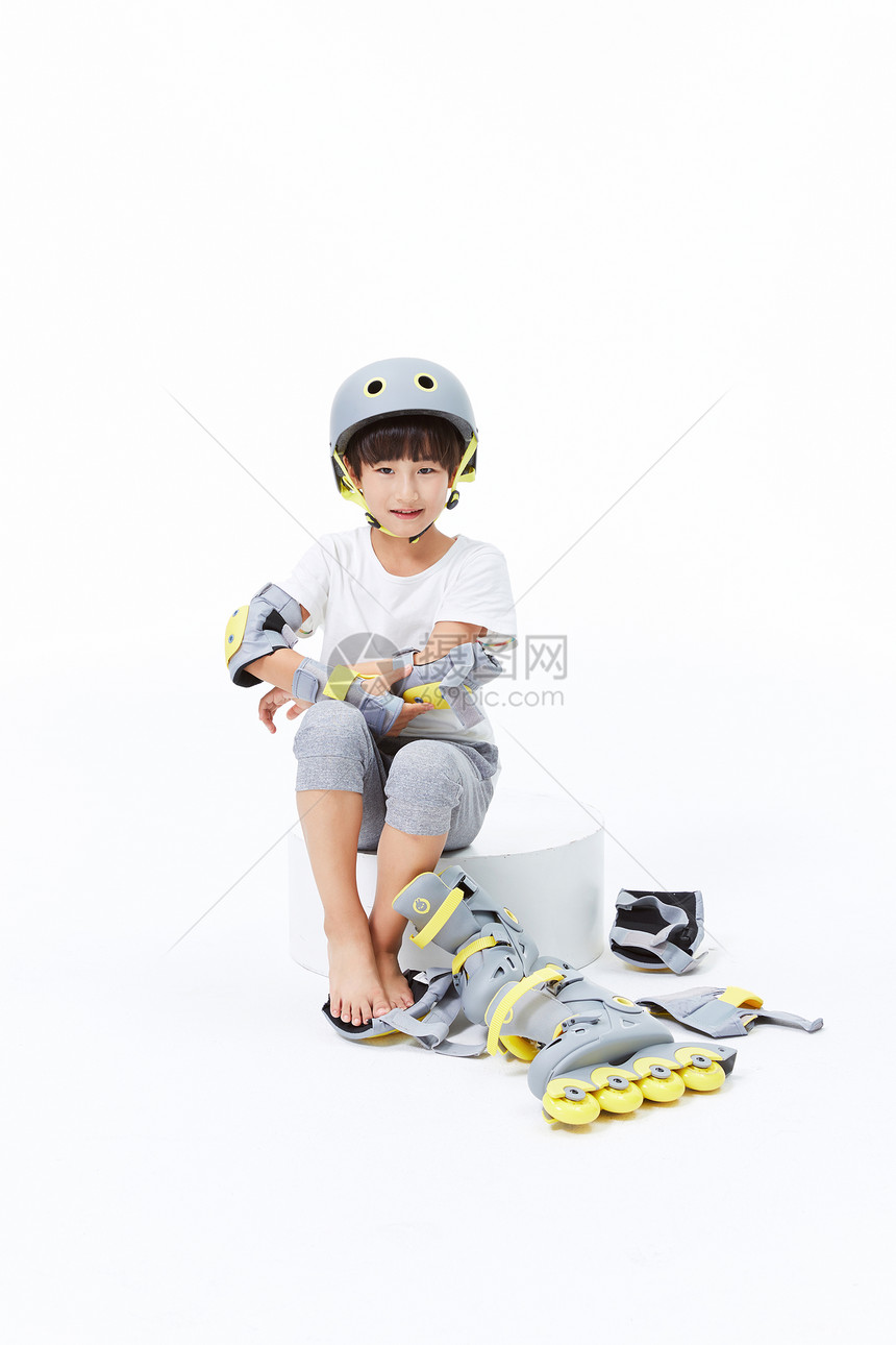 小男孩从穿戴轮滑装备图片