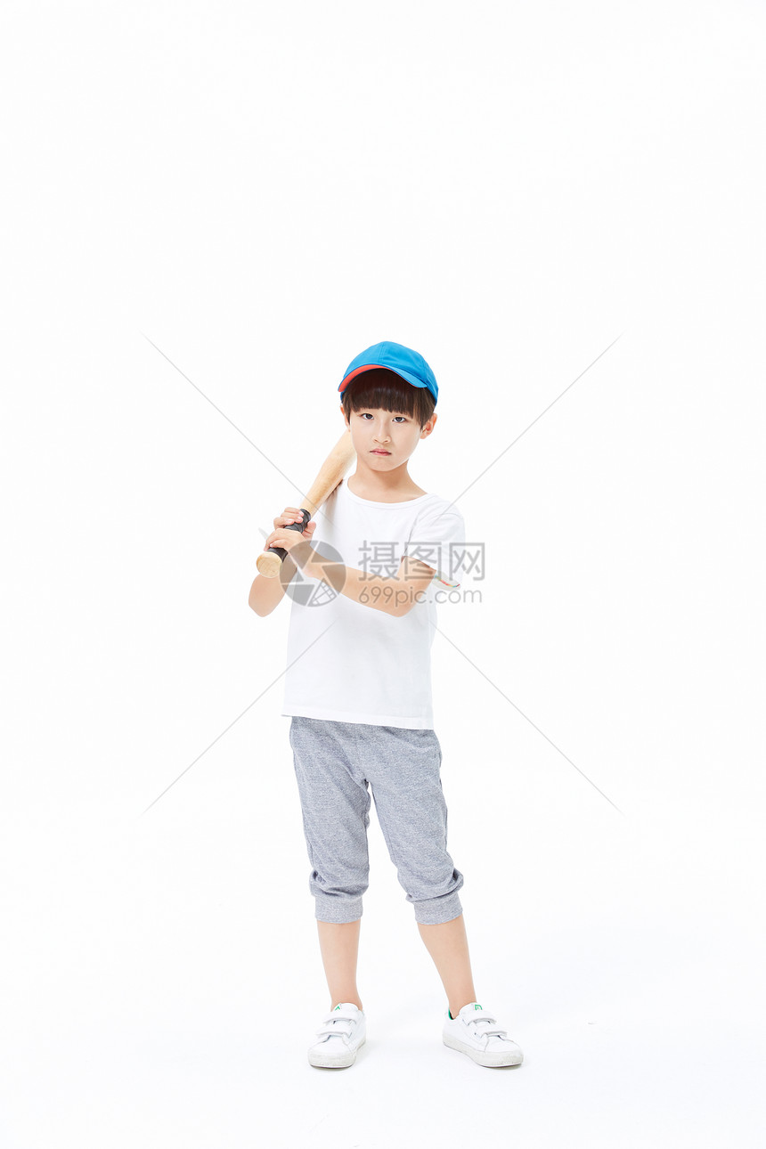 小男孩手拿棒球棒图片