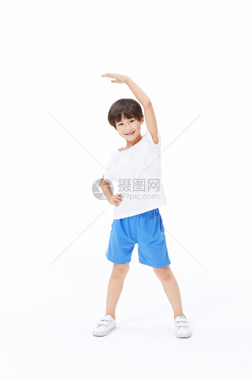 小男孩做热身运动图片