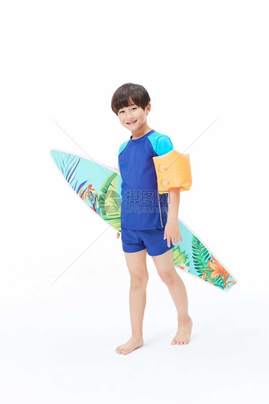 小男孩手拿冲浪板图片