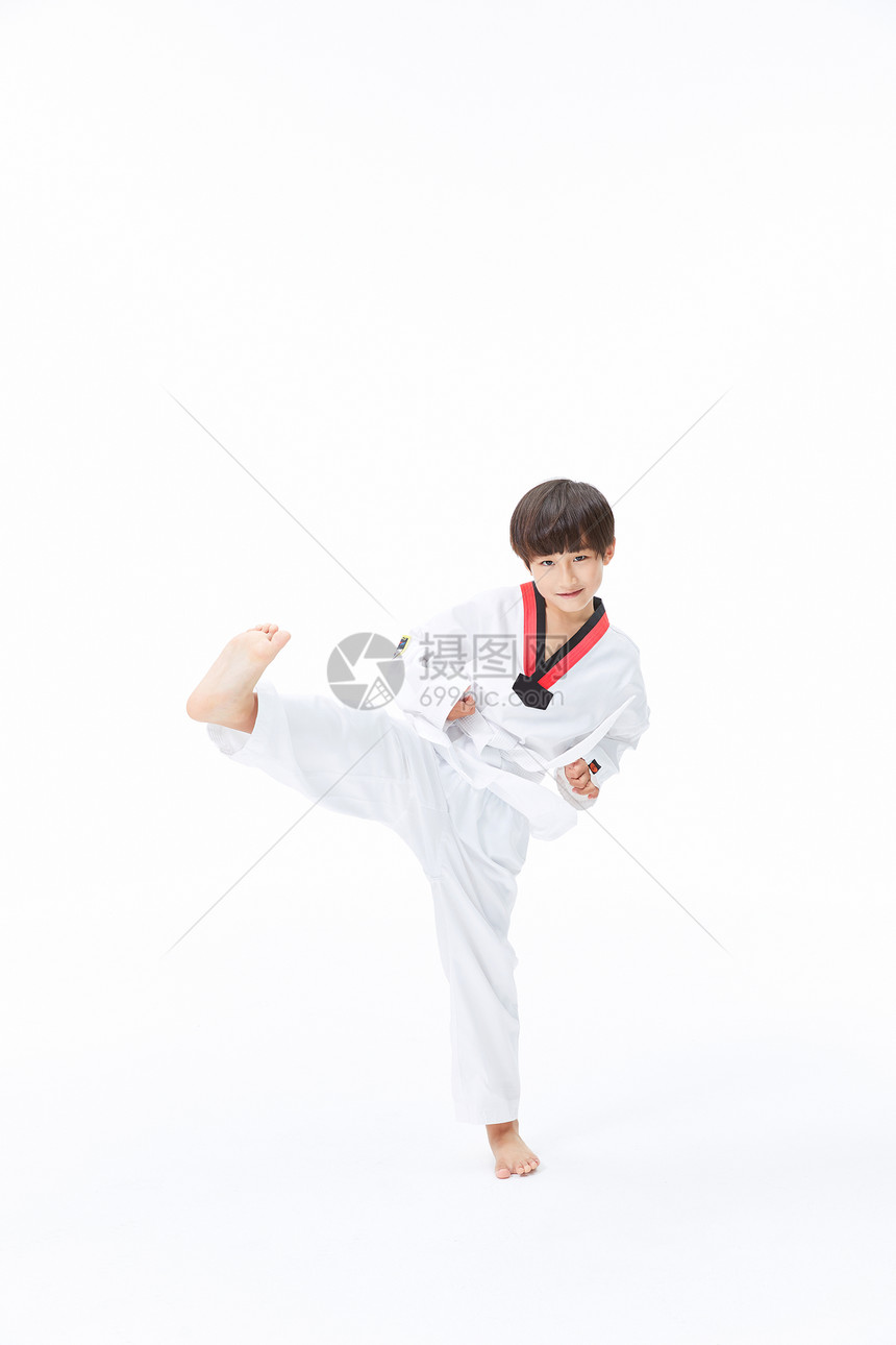小男孩练跆拳道踢腿图片
