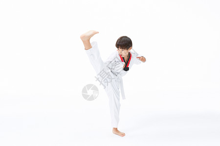 小男孩练跆拳道踢腿高清图片