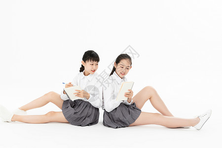 高中生女同学坐在地上学习图片