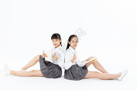 高中生女同学坐在地上学习图片