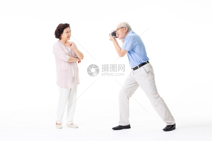 老年夫妇游玩拍照图片