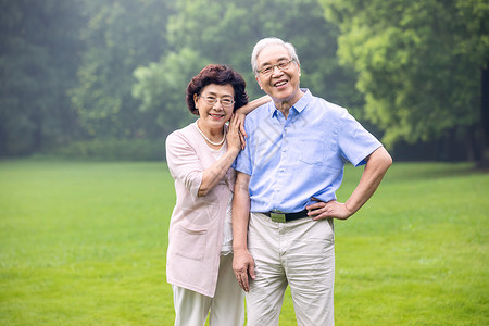 老年夫妇户外游玩老年人高清图片素材