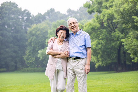 老年夫妇户外游玩高清图片