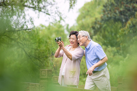 老年夫妇旅游拍照图片