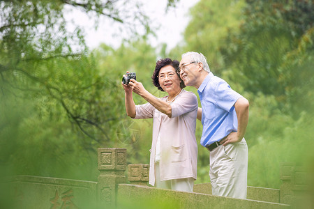 老年夫妇旅游拍照图片