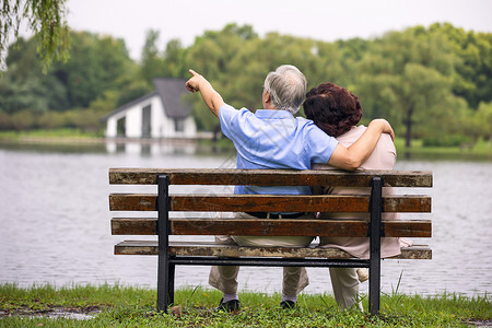 康养老人老年夫妇坐公园椅子背影背景