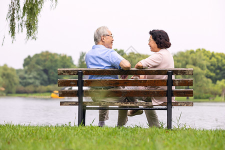 老年夫妇坐公园椅子背影高清图片
