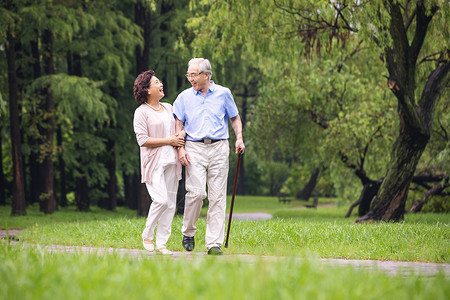 中国老人素材老年夫妇早晨户外散步背景