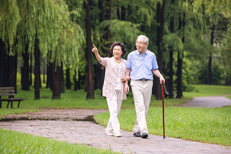 老人走路不问老年夫妇早晨户外散步背景