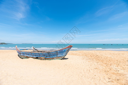 福建漳州火山口沙滩上的木船高清图片