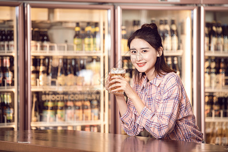 美女酒吧喝啤酒图片