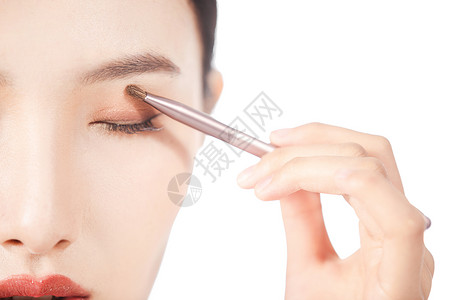 女性化妆抹眼影图片
