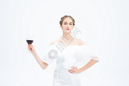 外国优雅女性喝红酒图片