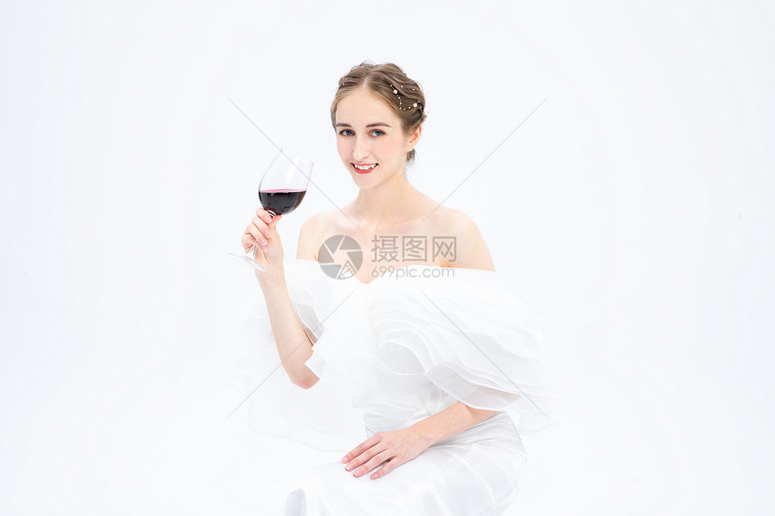 外国优雅女性喝红酒图片