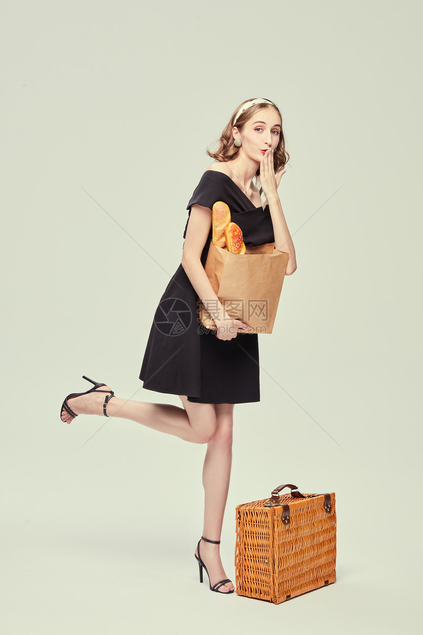 优雅外国女性抱着面包图片