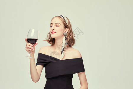 外国优雅女性喝红酒高清图片