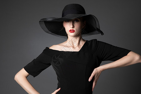 戴黑色礼帽的外国优雅女性图片