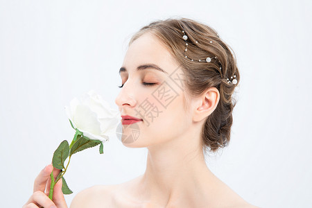 外国优雅女性拿着花背景图片