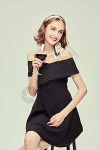 优雅外国女性喝红酒高清图片