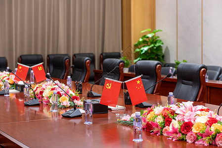 会议桌上的党旗国旗背景图片