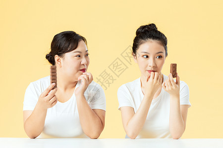 胖瘦姐妹一起吃巧克力背景图片