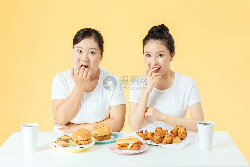 胖瘦姐妹看到美食惊喜图片