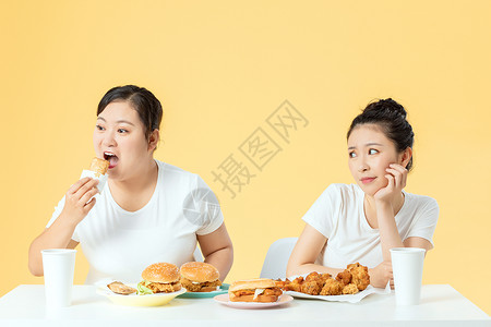 胖女孩暴饮暴食高清图片