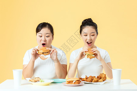 胖瘦姐妹一起吃汉堡高清图片