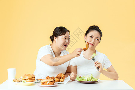 年轻美女拒绝高热量食物背景图片
