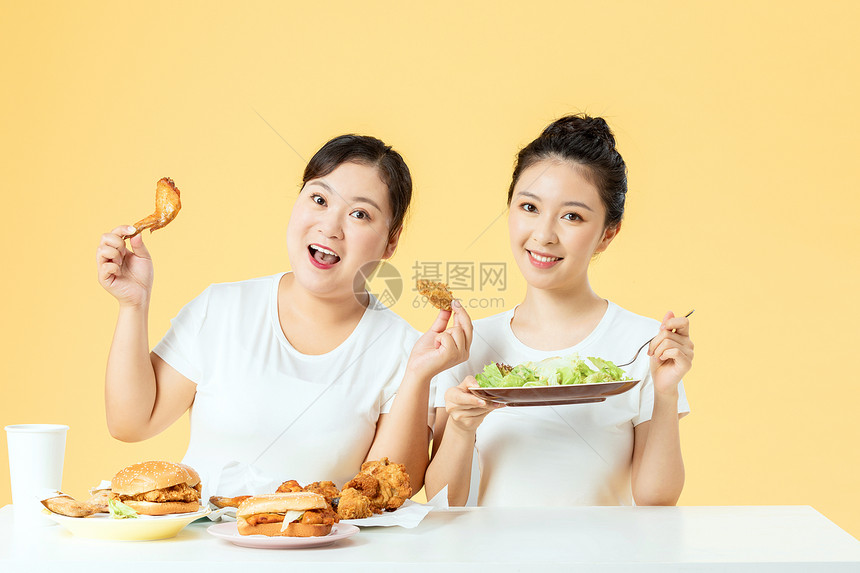 胖瘦姐妹看到美食惊喜图片