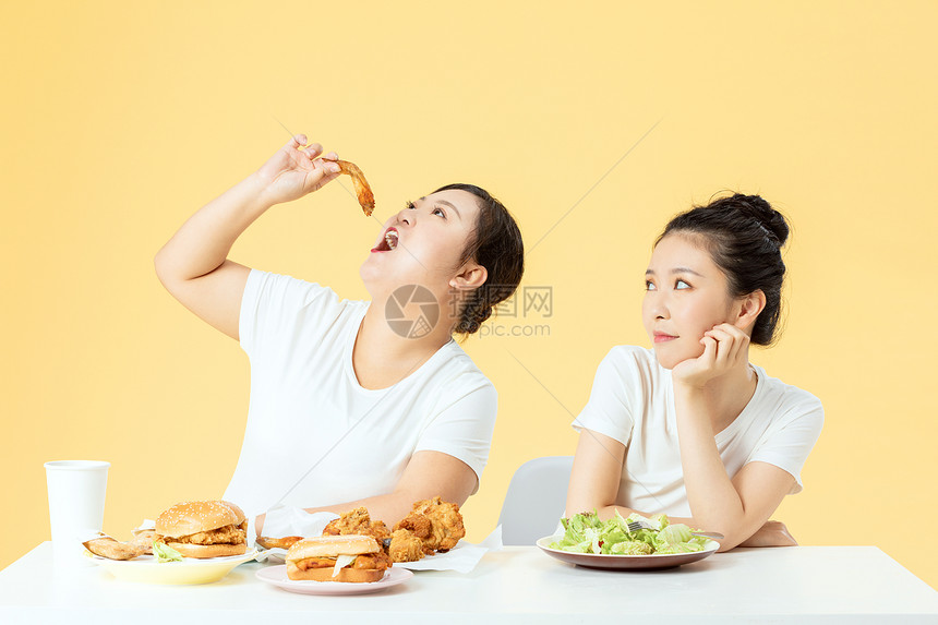 胖女孩暴饮暴食图片