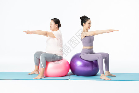 胖瘦姐妹一起做瑜伽背景图片